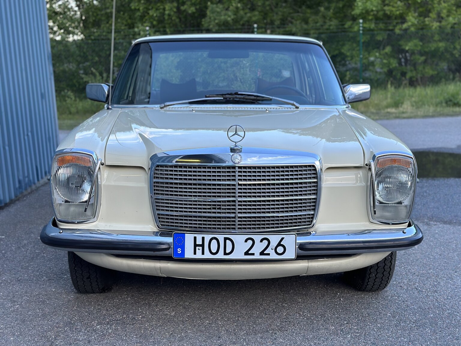 Exteriörbild på 1974 Mercedes Benz 230.6