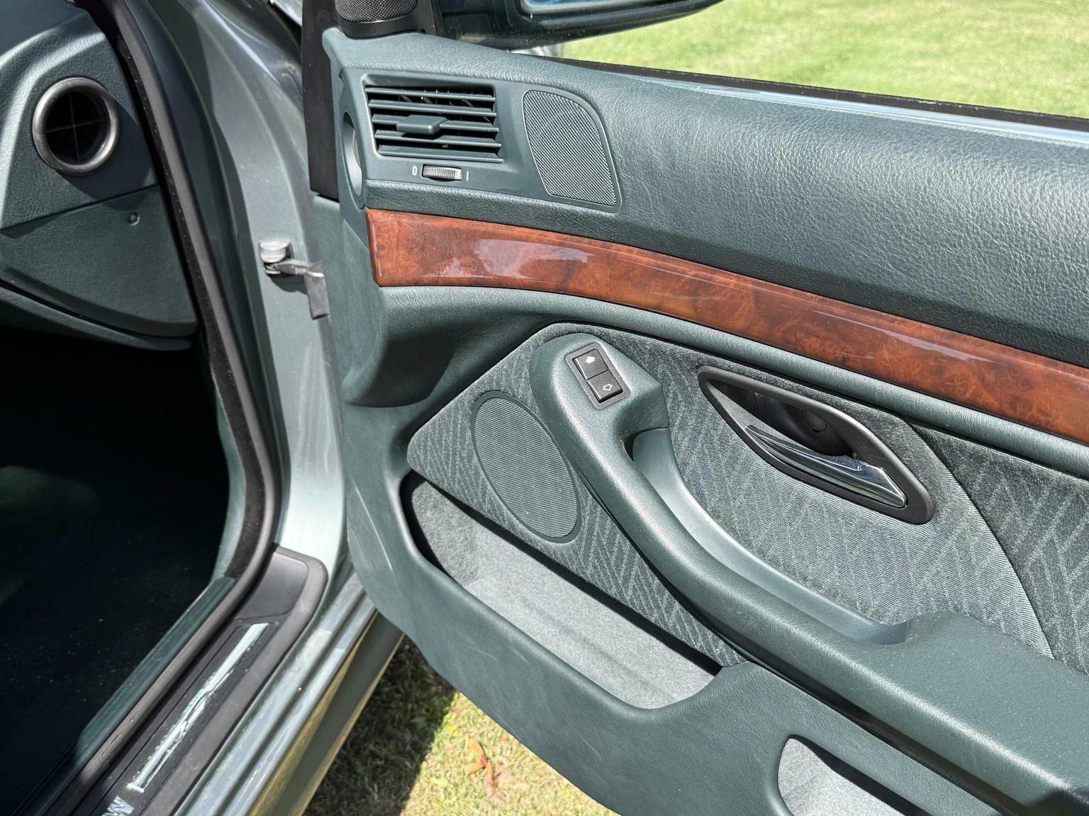 Interior image of 2003 BMW 525d Sedan (49)