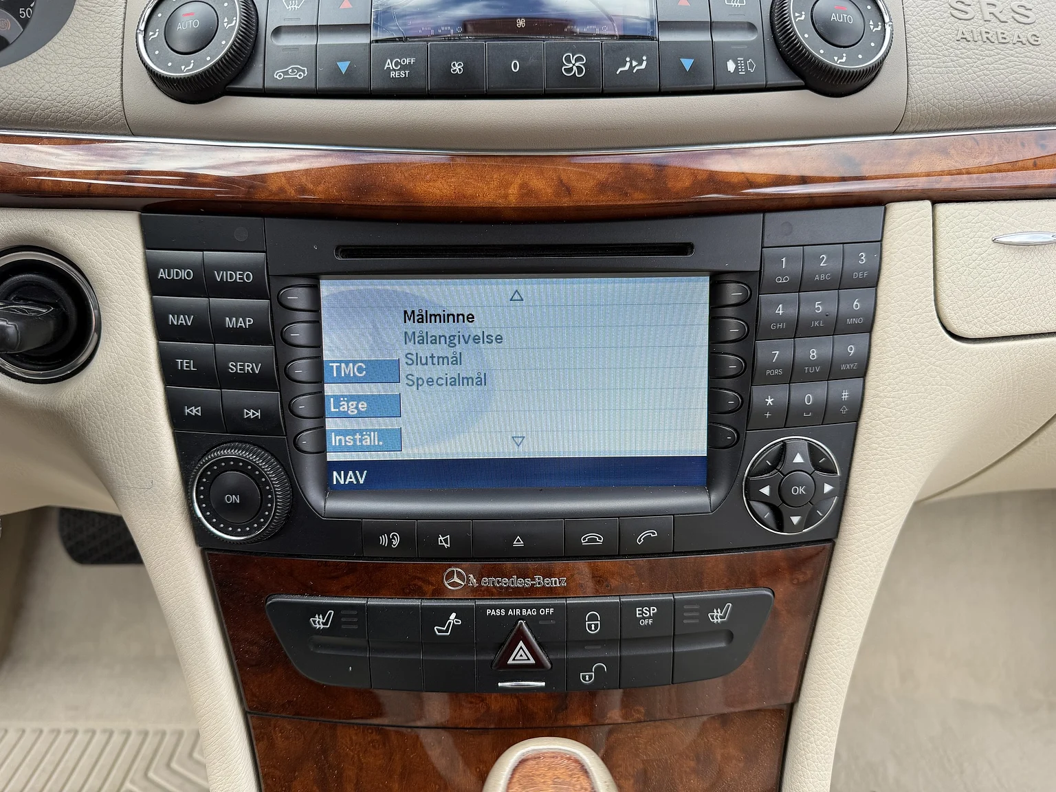 Innenraumfoto von 2004 Mercedes-Benz E 500 7G-Tronic (10)