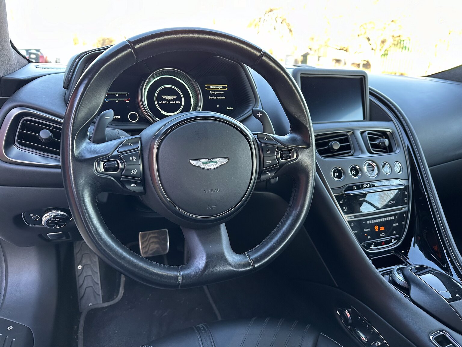 Innenraumfoto von 2018 Aston Martin DB11