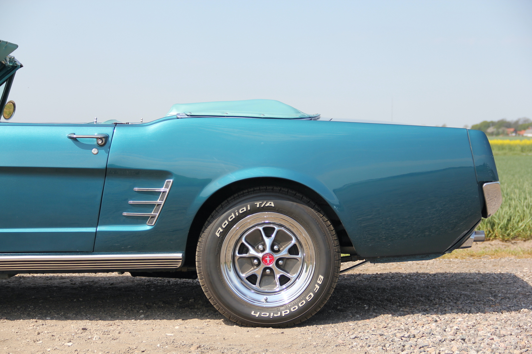 Exteriörbild på 1966 Ford Mustang 289 Cabriolet (23)