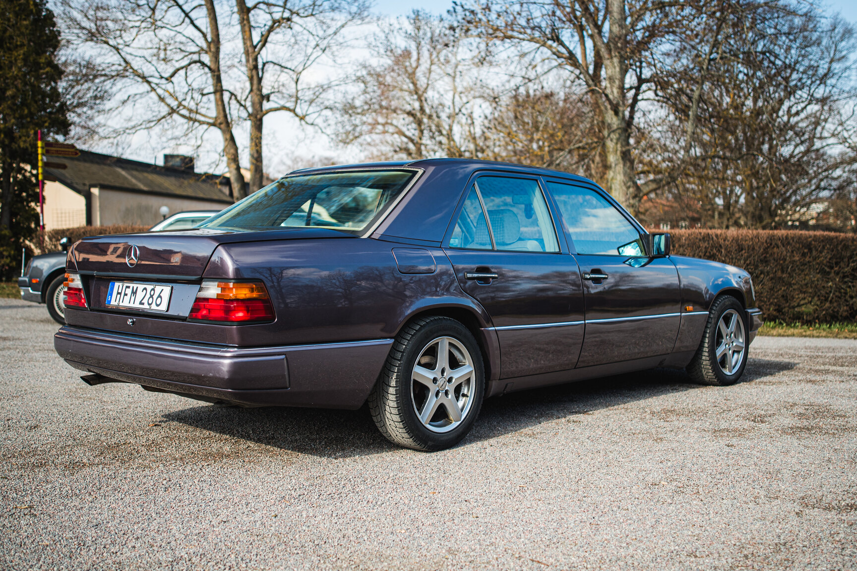Exterior image of 1993 Mercedes-Benz E 220