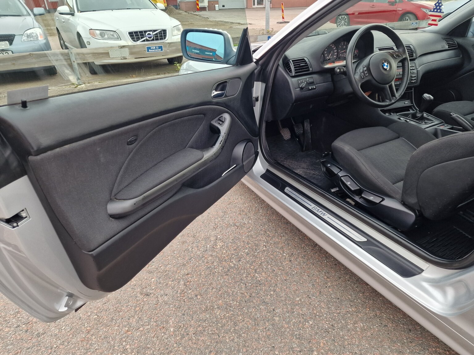 Interior image of 2002 BMW 320Ci
