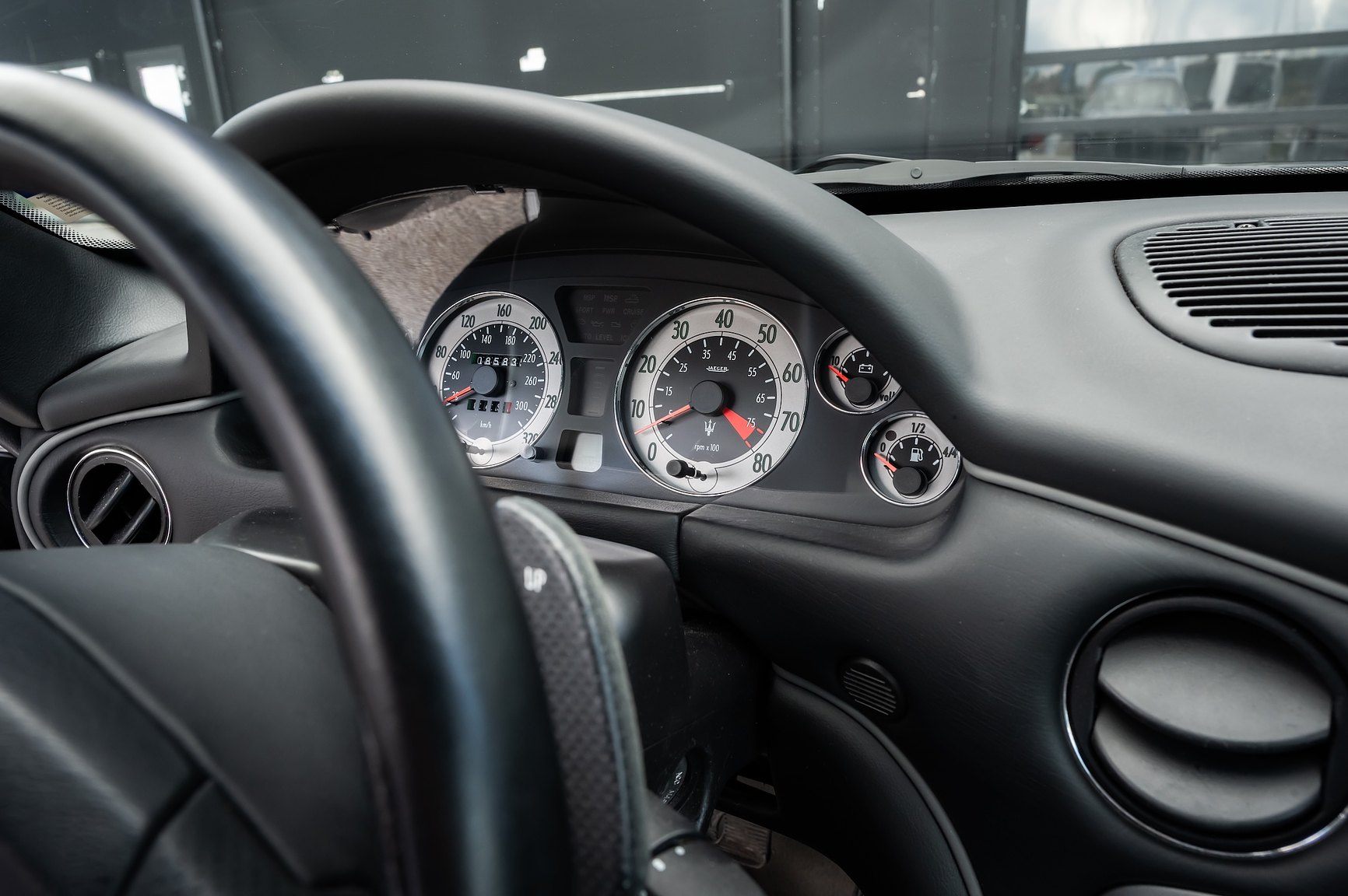 Interior image of 2004 Maserati Coupé 4.2 V8 Cambiocorsa