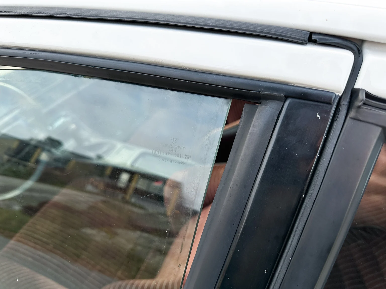 Exterior image of 1986 Porsche 944R (75)