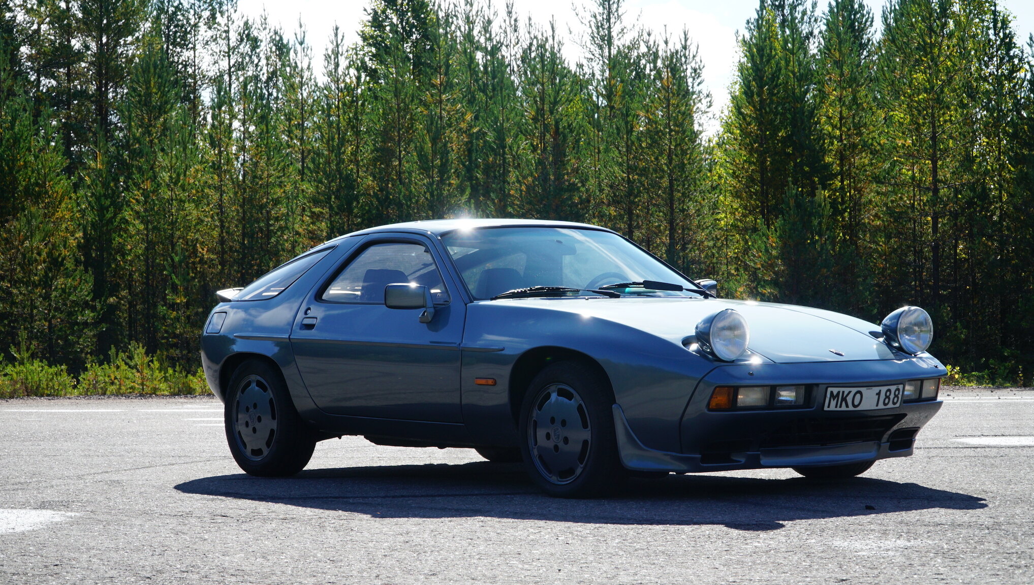 Exteriörbild på 1983 Porsche 928S (12)