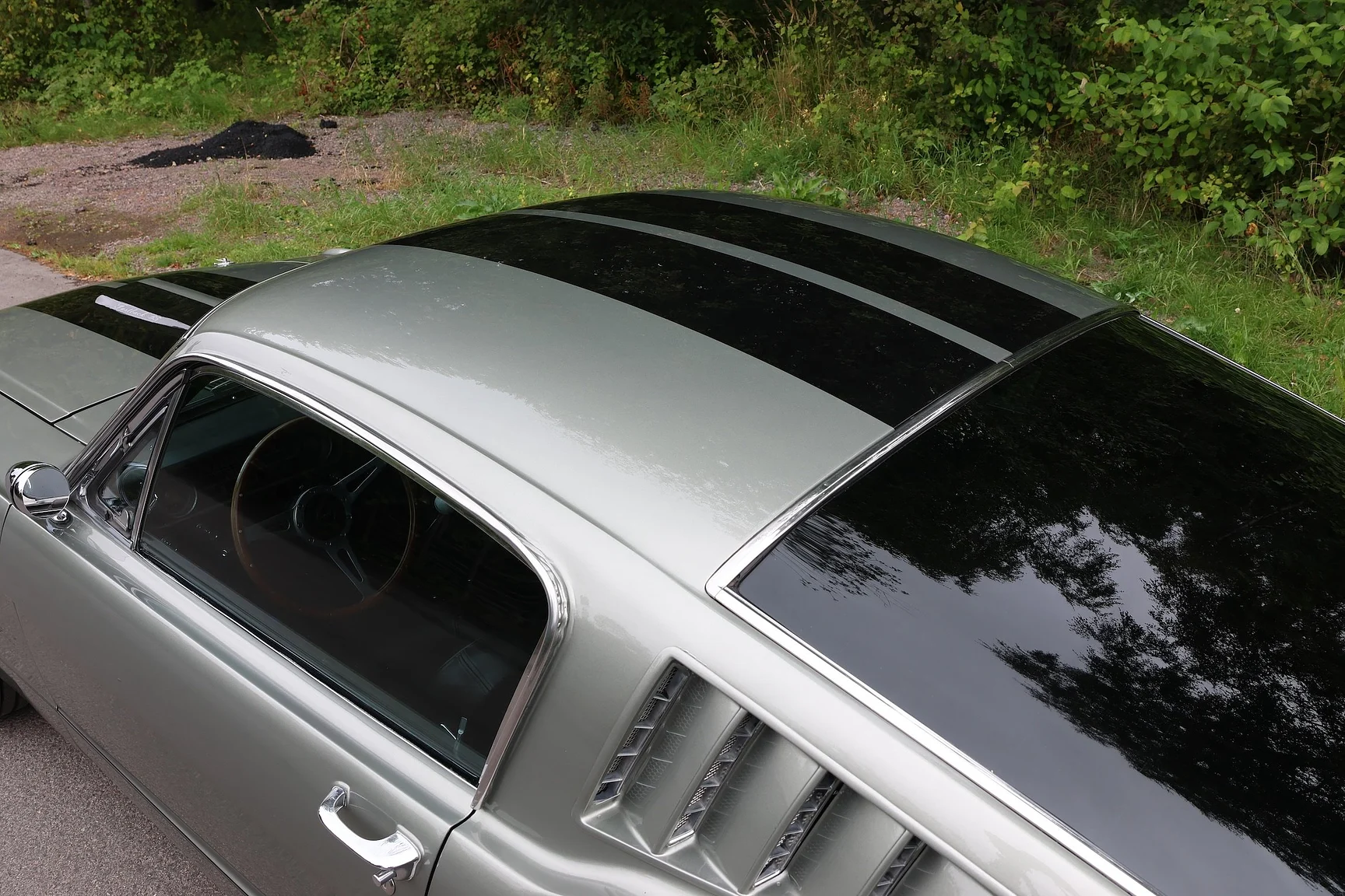 Exteriörbild på 1965 Ford Mustang Fastback Restomod (14)