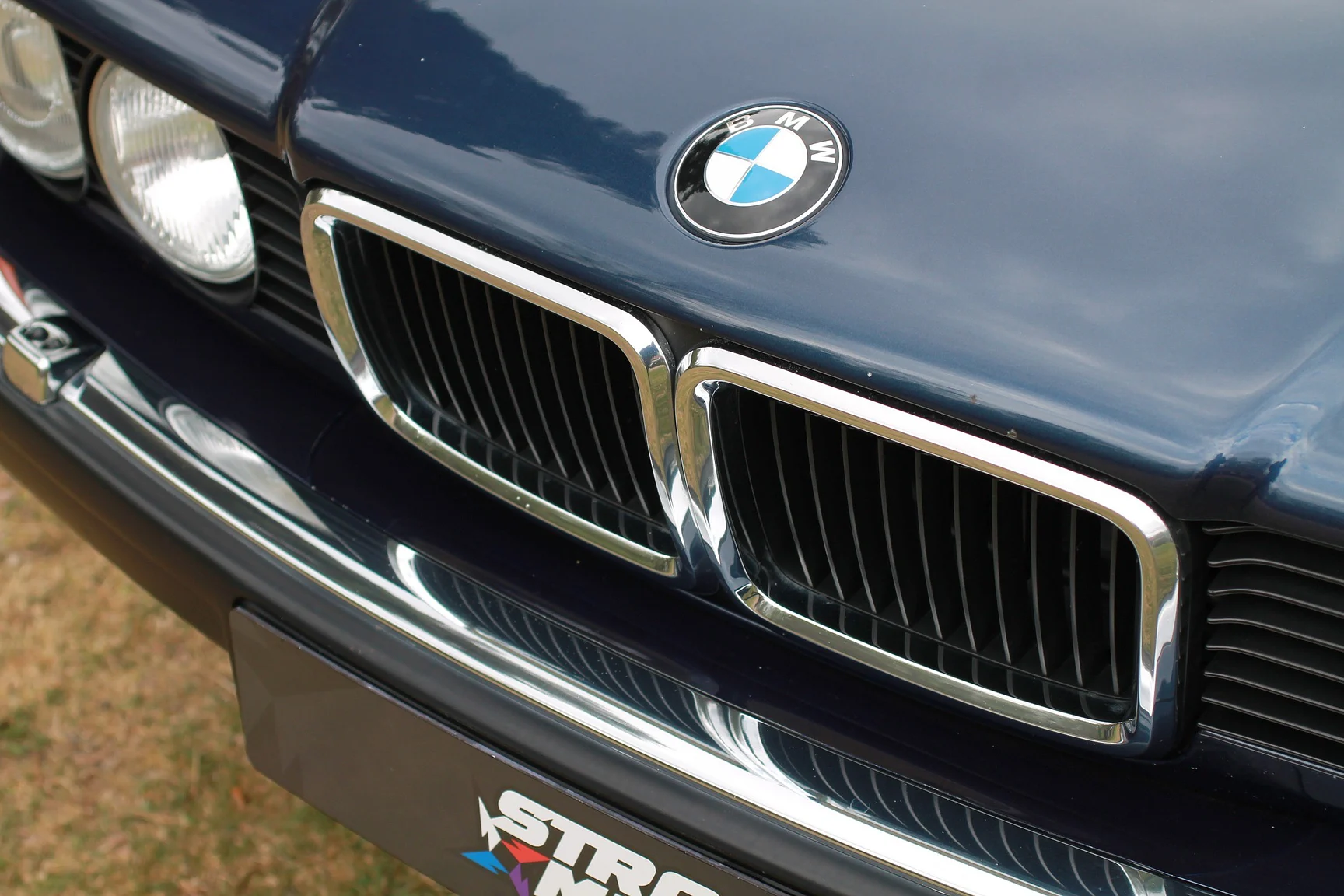 Exterior image of 1989 BMW 750iA (40)