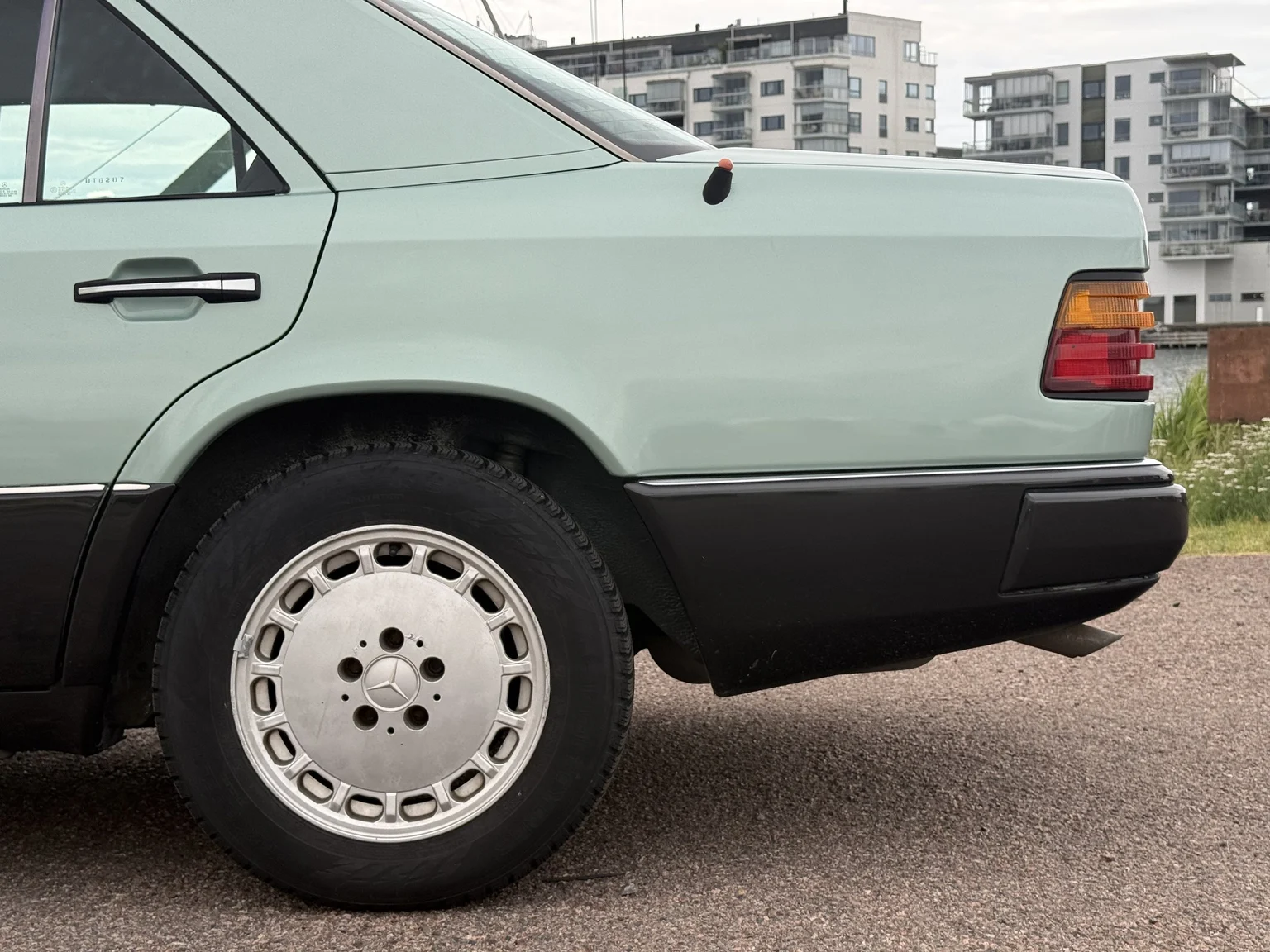 Aussenfoto 1991 Mercedes-Benz 300 E 4MATIC (16)