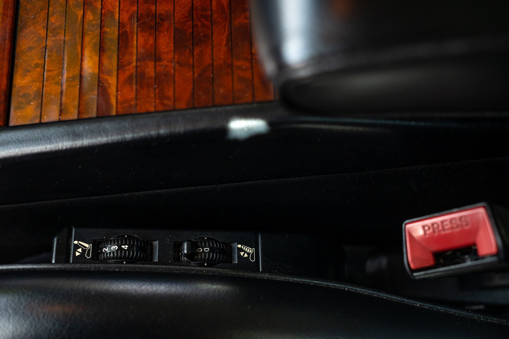 Interior image of 1993 Mercedes-Benz 400 E