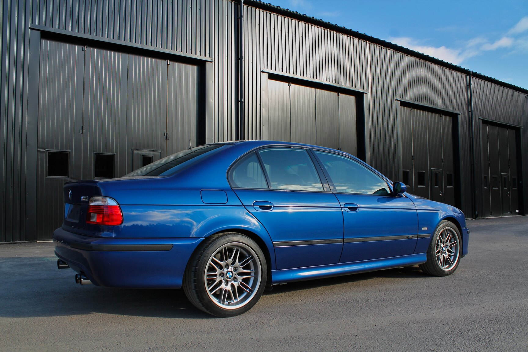 Exteriörbild på 2003 BMW M5