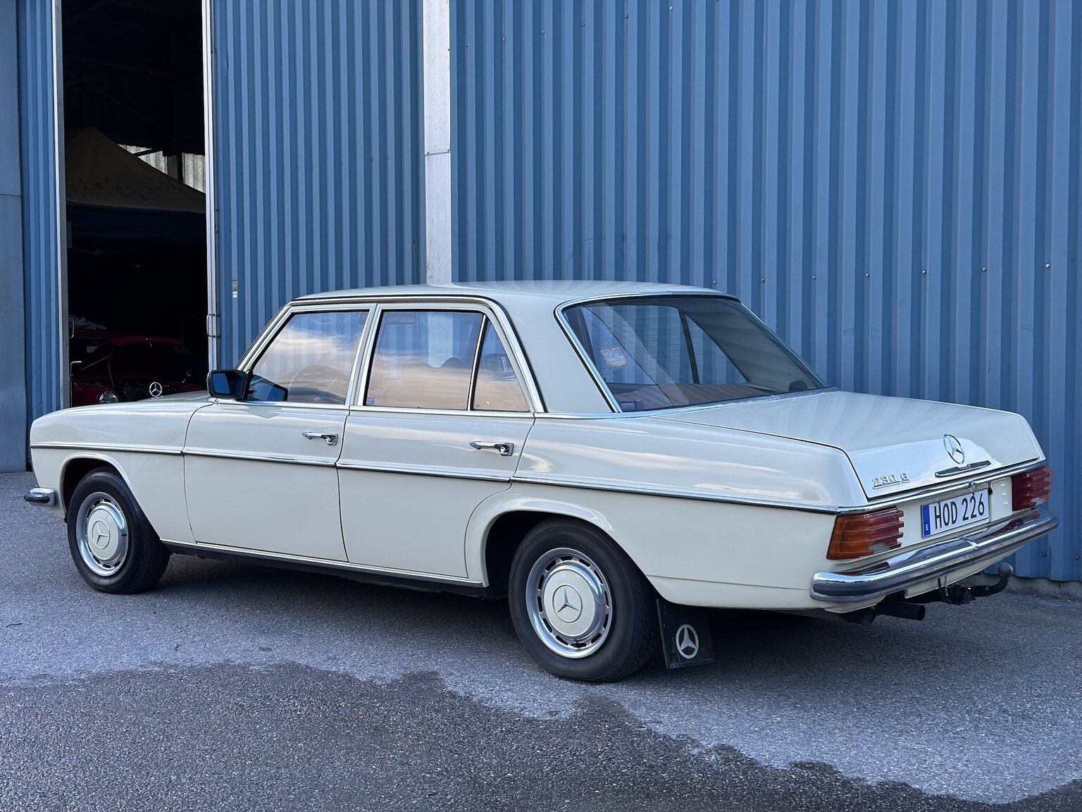 Exteriörbild på 1974 Mercedes Benz 230.6