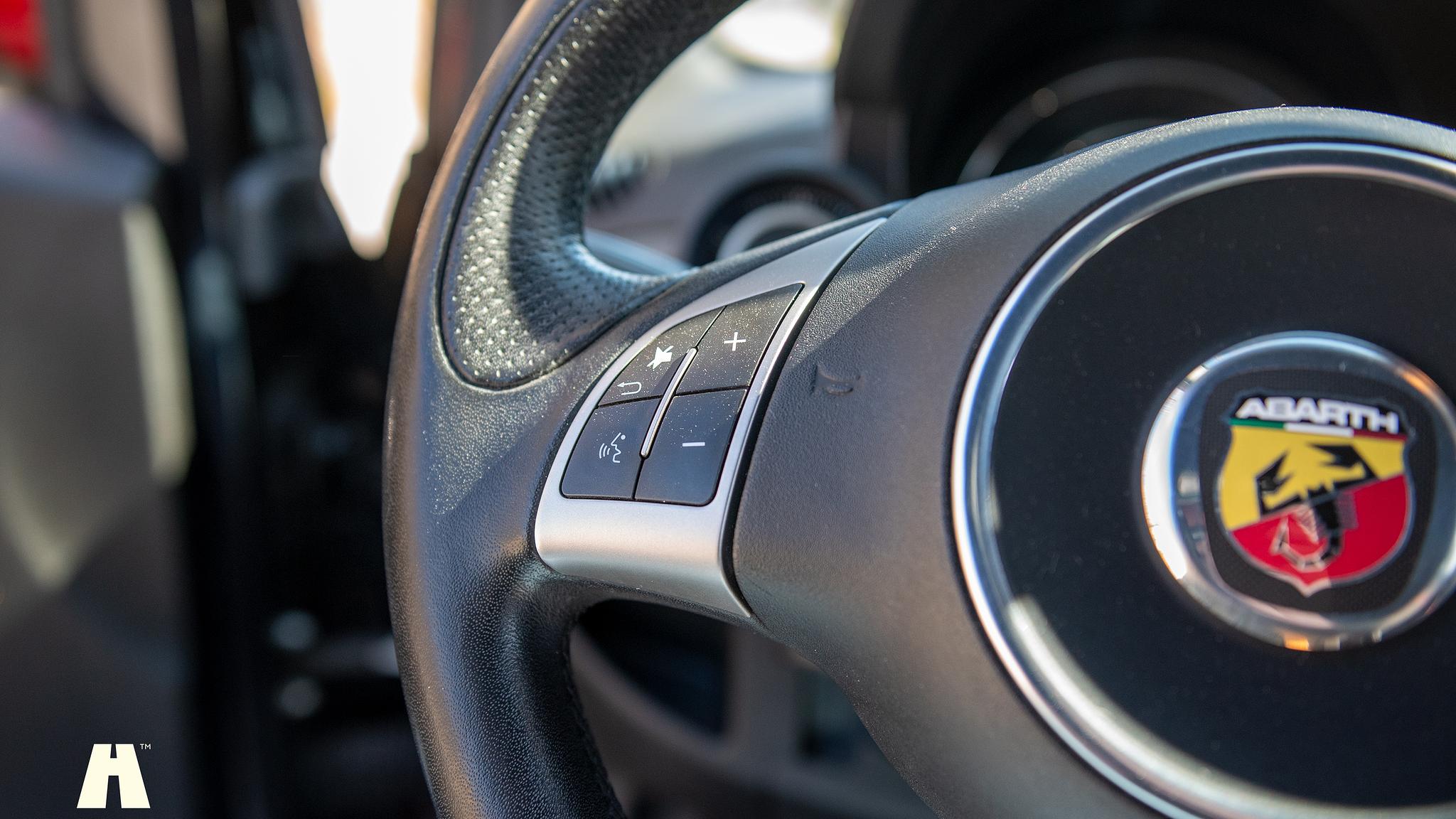 Interiörbild 2016 Abarth 595 Competizione (25)