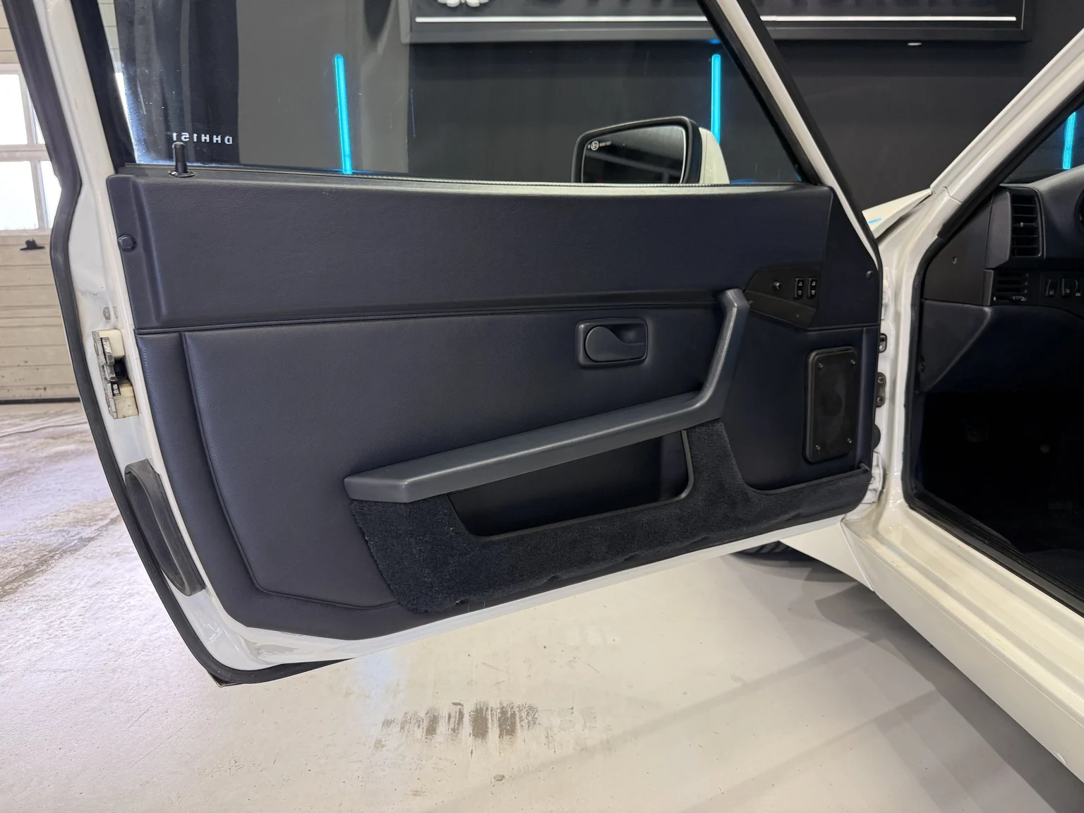Interior image of 1989 Porsche 944 2.7 (2)