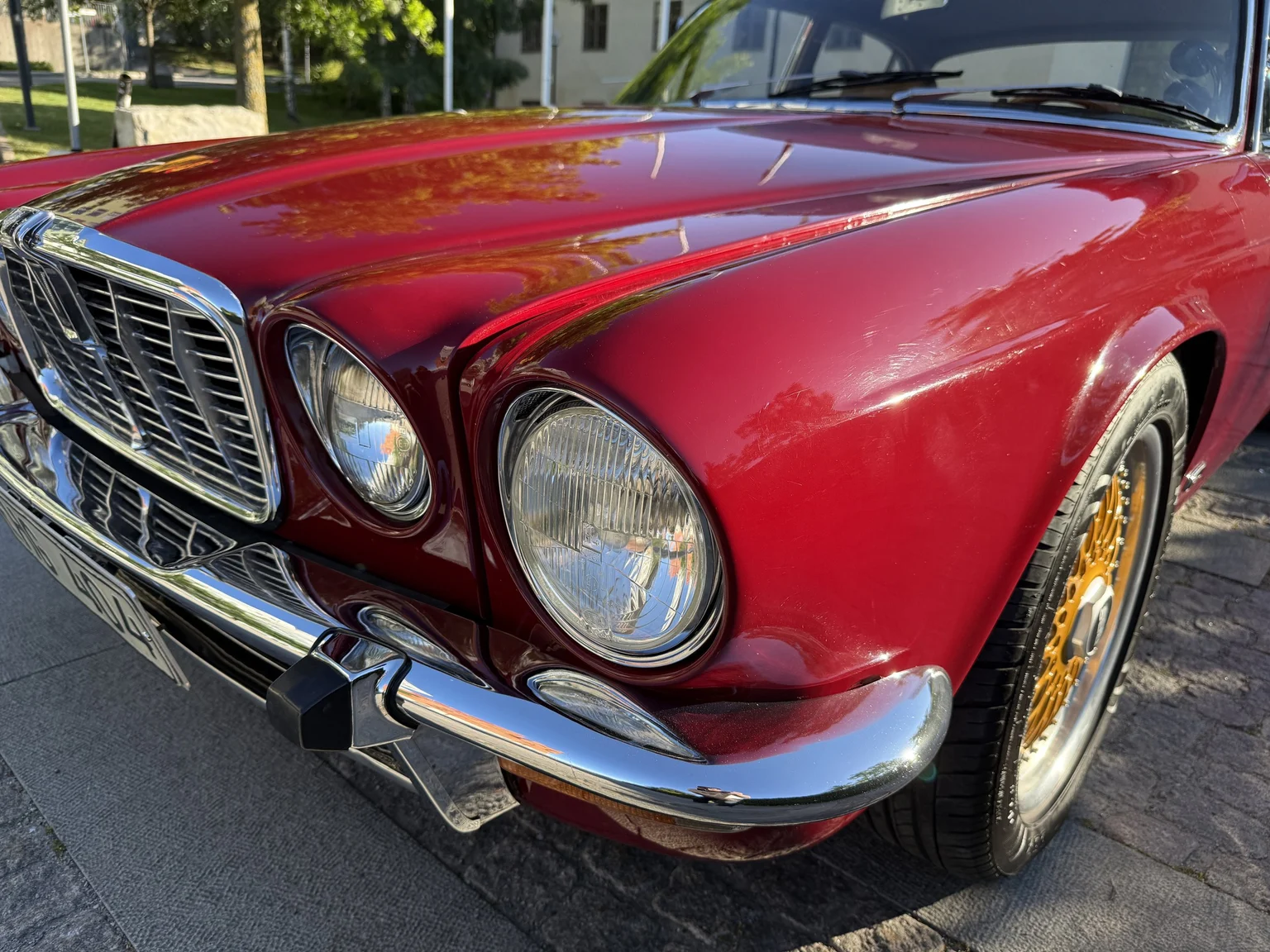 Exterior image of 1970 Jaguar XJ12 Performance (23)