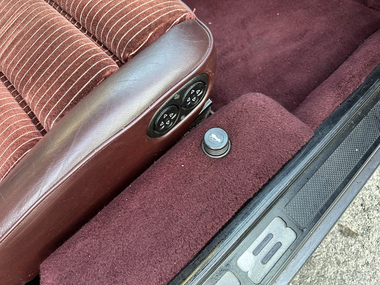 Interior image of 1985 Porsche 928 (35)