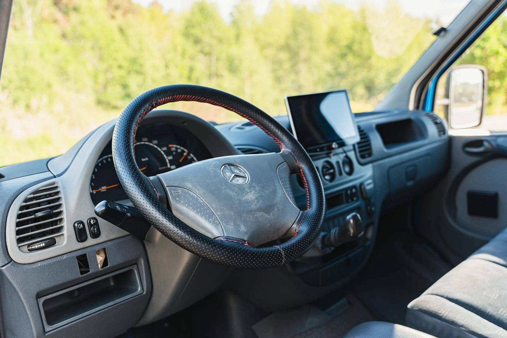 Innenraumfoto von 2004 Mercedes-Benz Sprinter 4x4 Campervan/Overlander (18)
