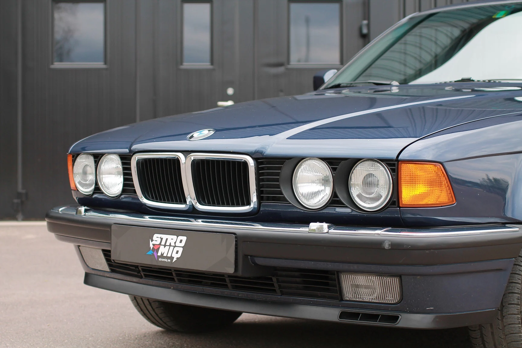 Exterior image of 1989 BMW 750iA (135)