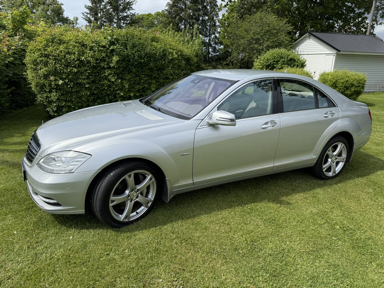 Exterior image of 2011 Mercedes-Benz S 500 4MATIC 