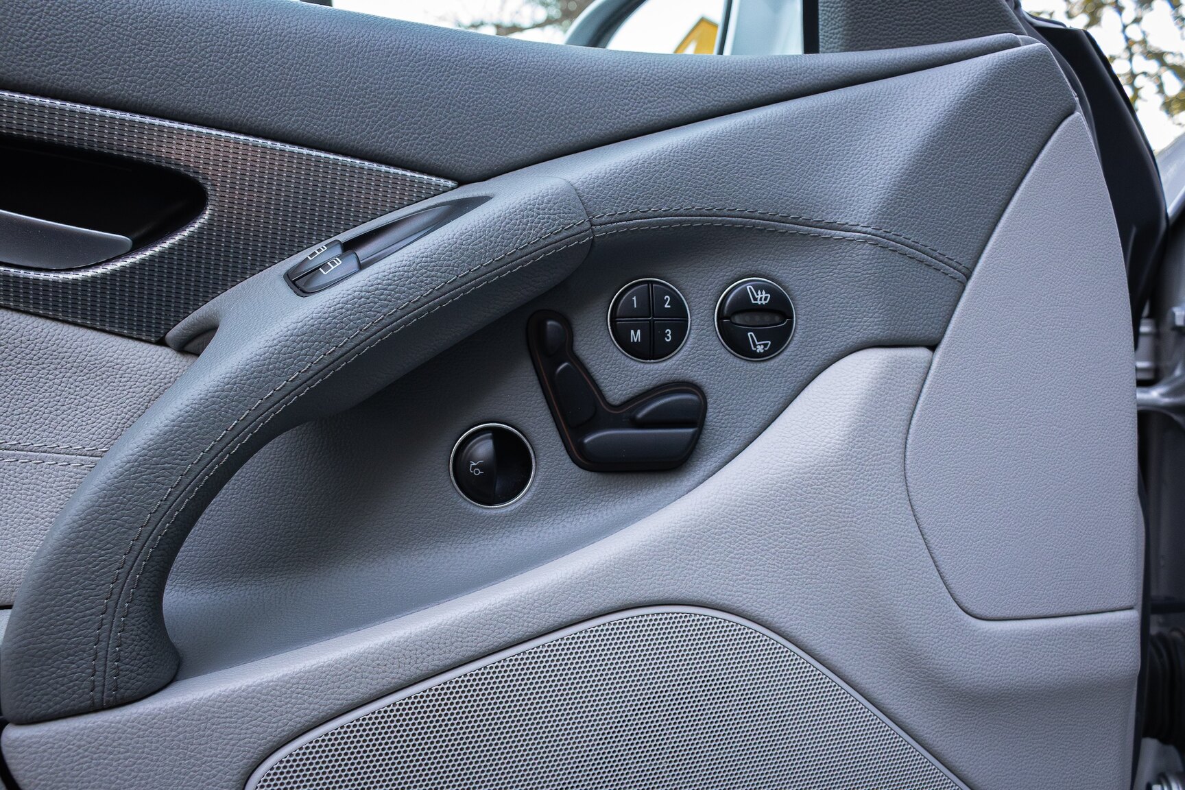 Interior image of 2002 Mercedes-Benz SL 500