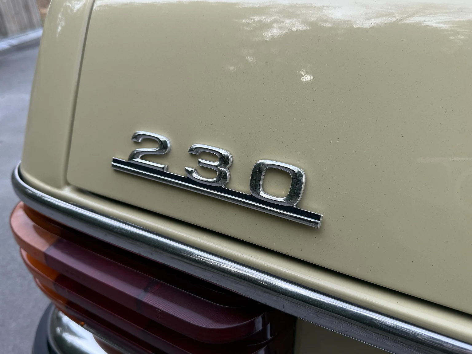 Exteriörbild på 1974 Mercedes-Benz 230 Automatic (58)