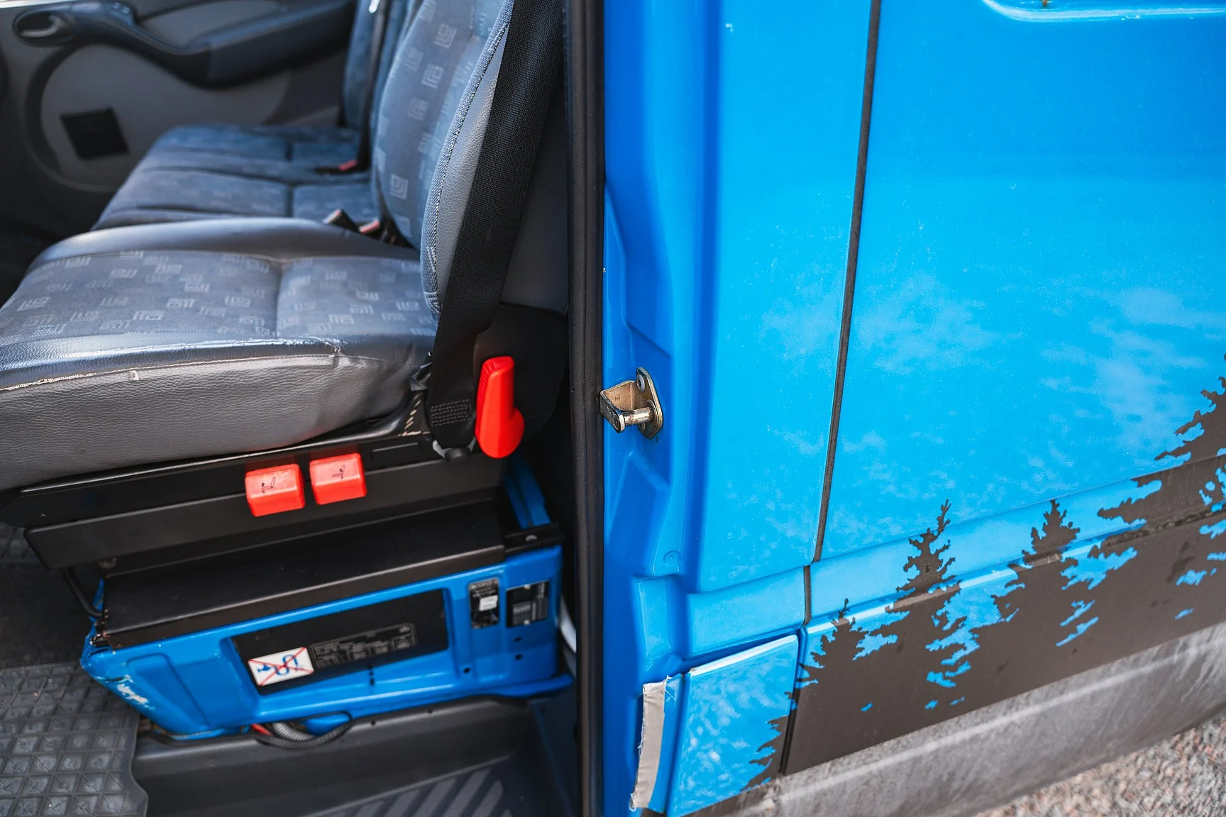 Interior image of 2004 Mercedes-Benz Sprinter 4x4 Campervan/Overlander (21)