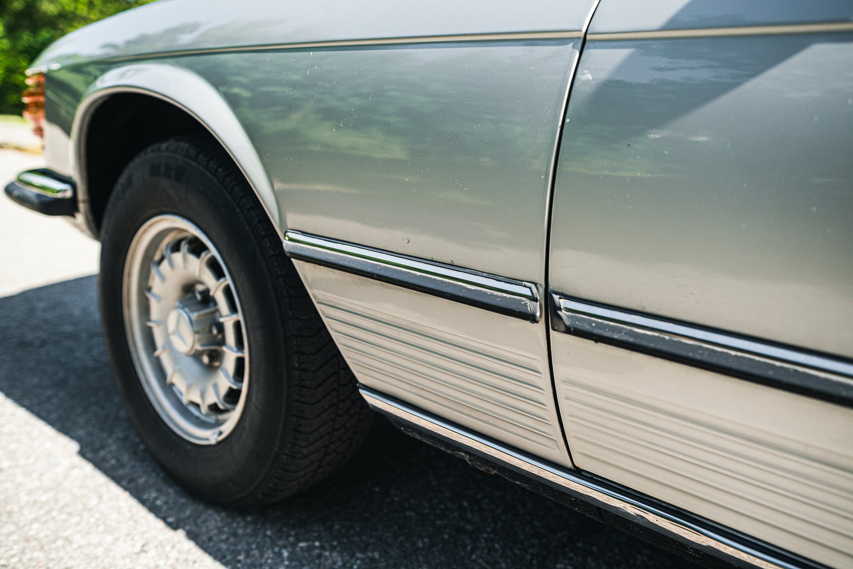 Exterior image of 1972 Mercedes-Benz 350 SL