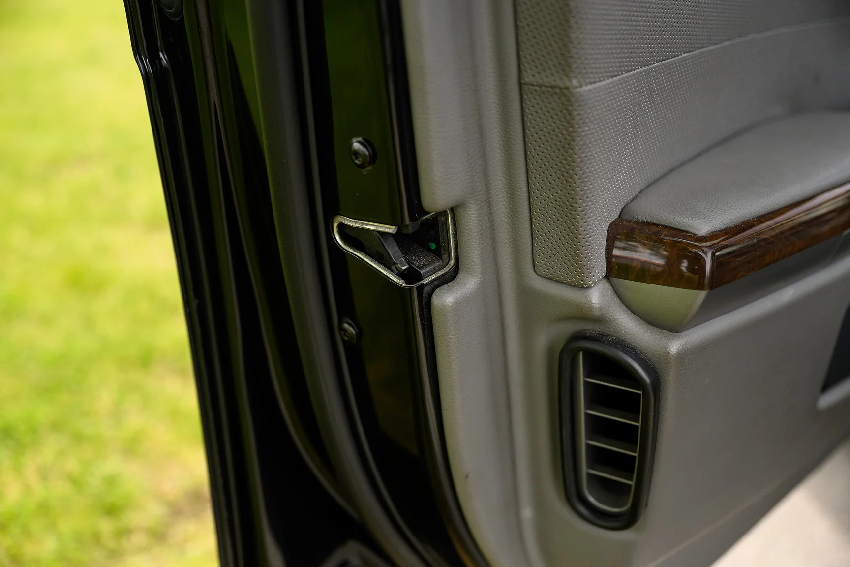 Interior image of 2001 BMW 745i (73)