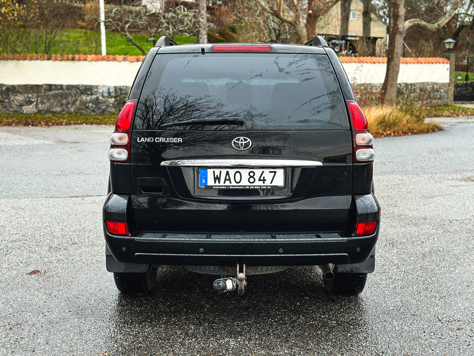 Exterior image of 2004 Toyota Land Cruiser