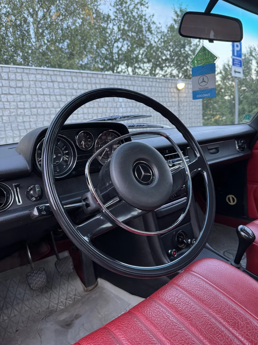 Interiörbild 1972 Mercedes-Benz 200 (4)