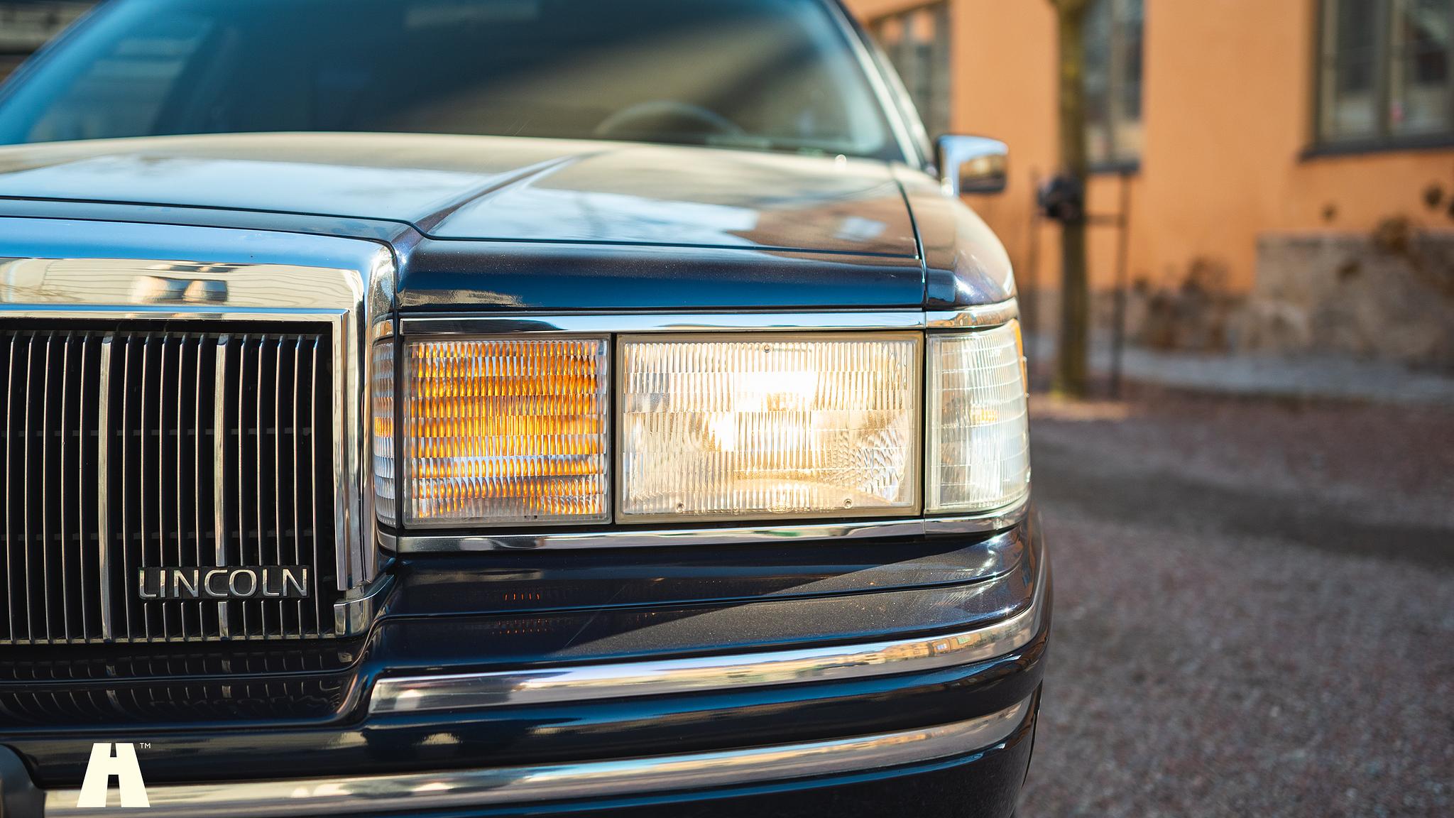 Exterior image of 1992 Lincoln Town Car Limousine 