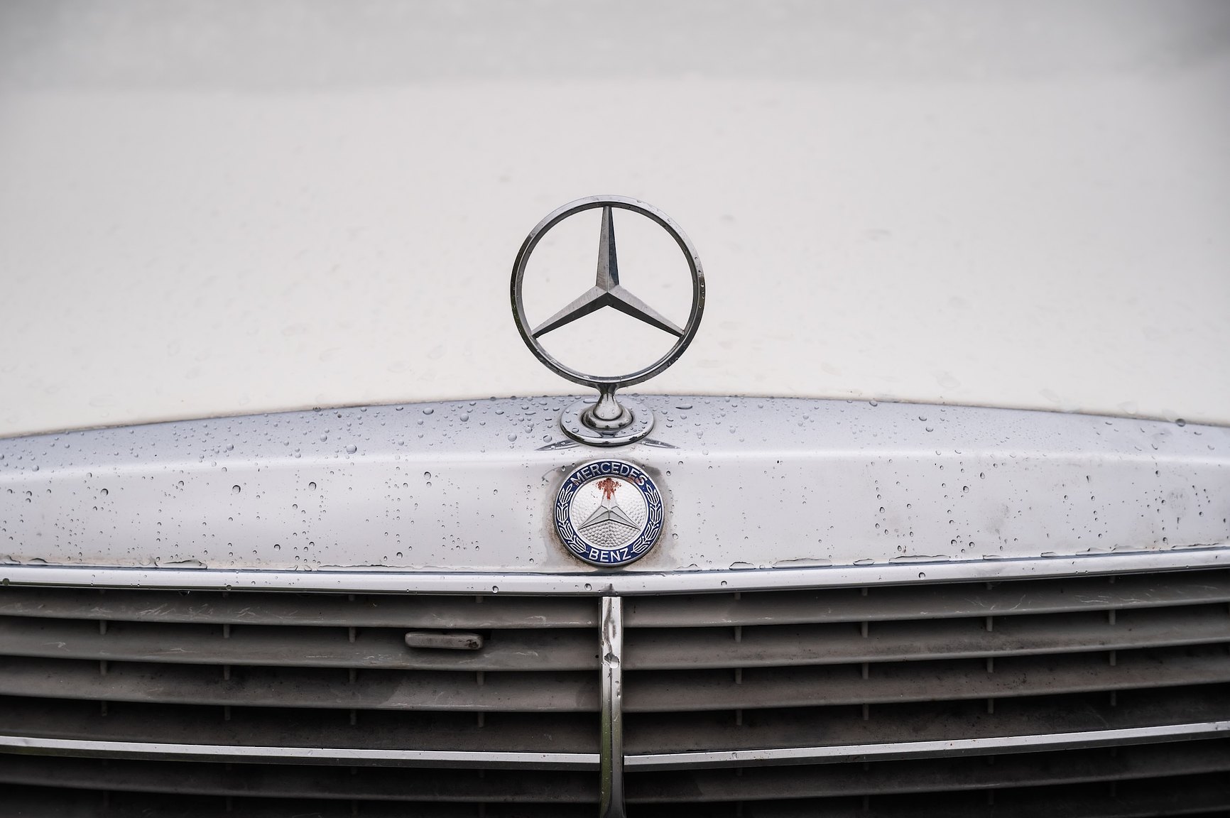 Exterior image of 1985 Mercedes-Benz 200 Automatic