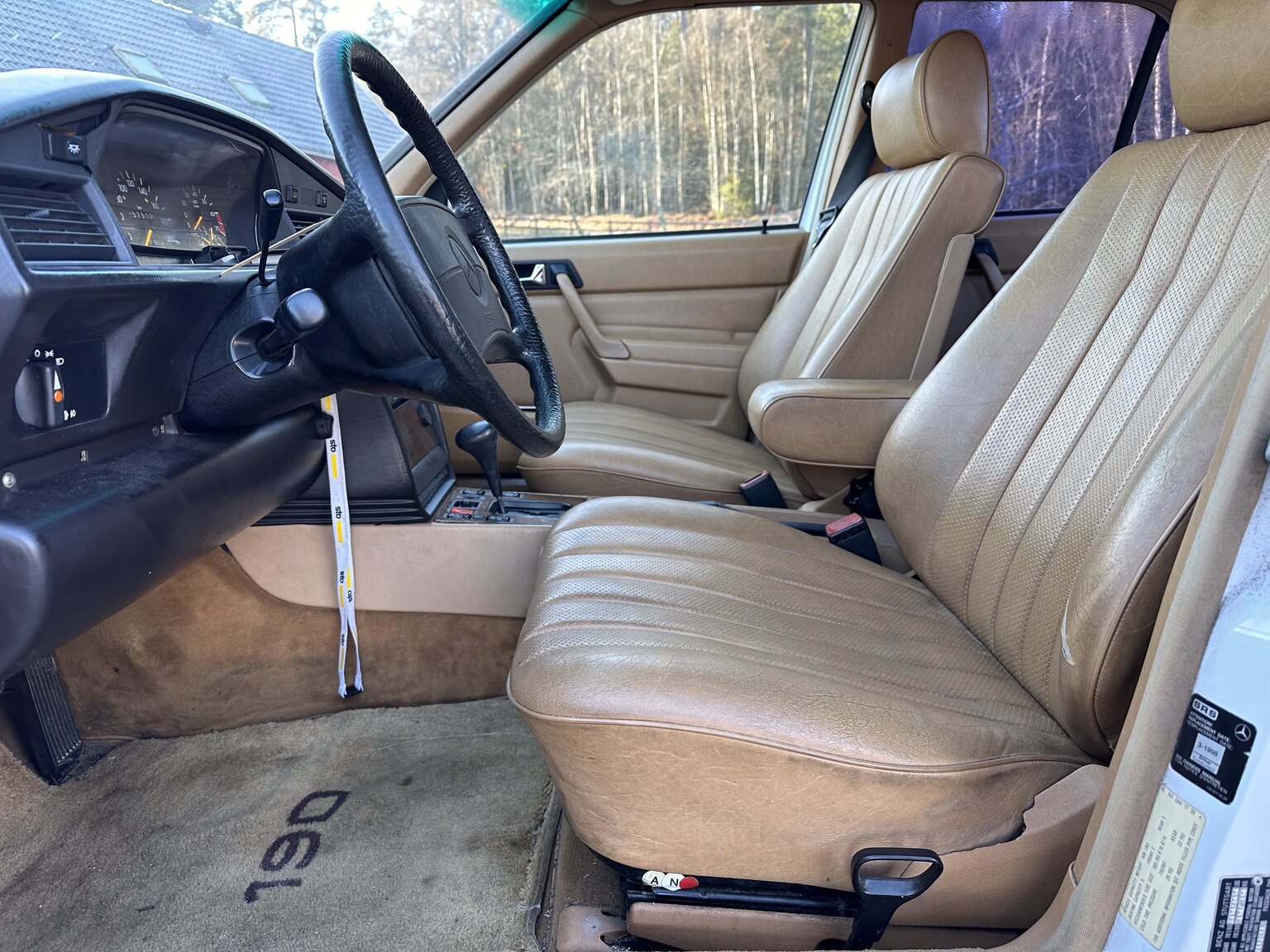 Innenraumfoto von 1988 Mercedes-Benz 190 E 2.3 (2)