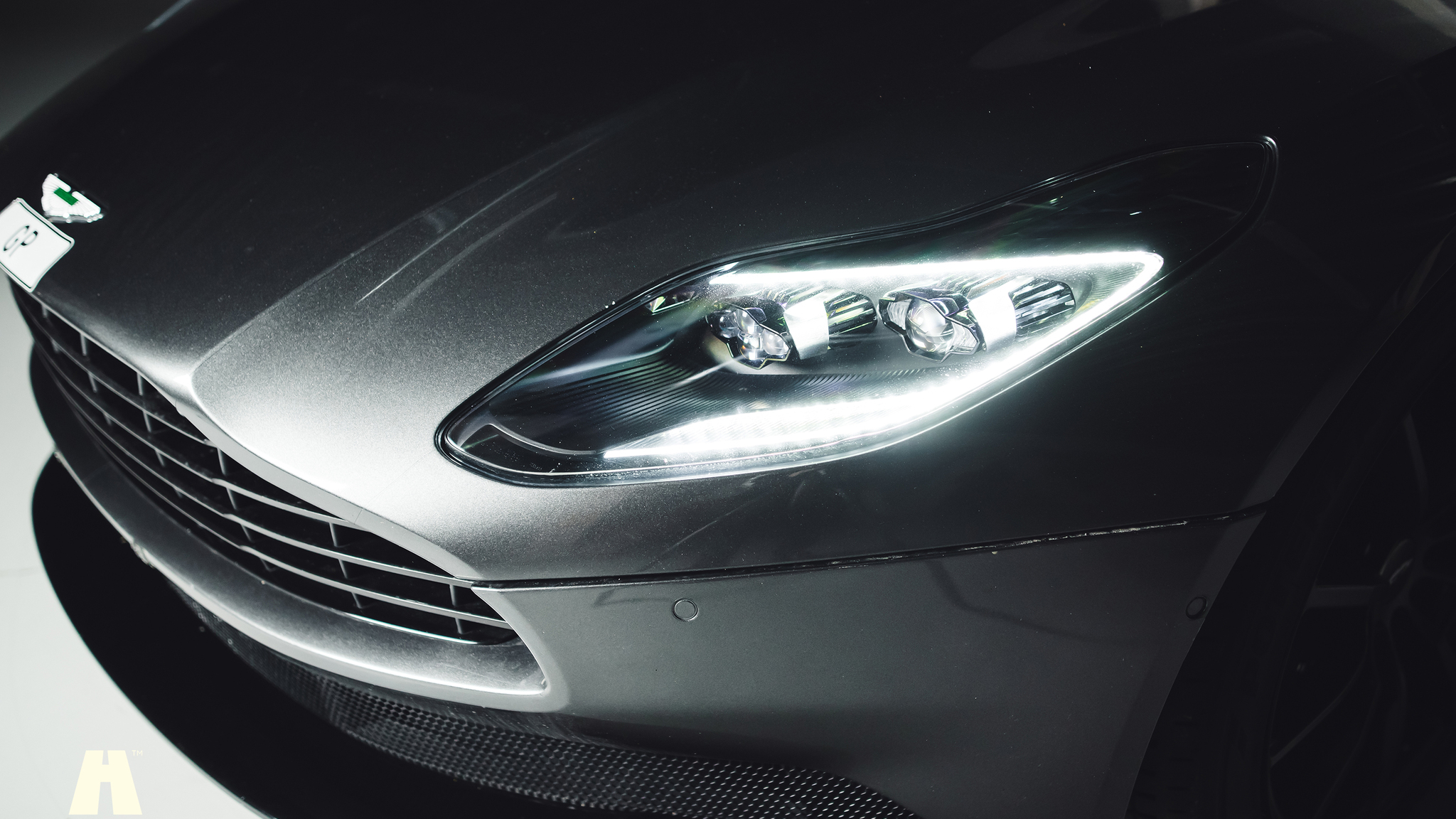 Exteriörbild på 2019 Aston Martin DB11 AMR (22)