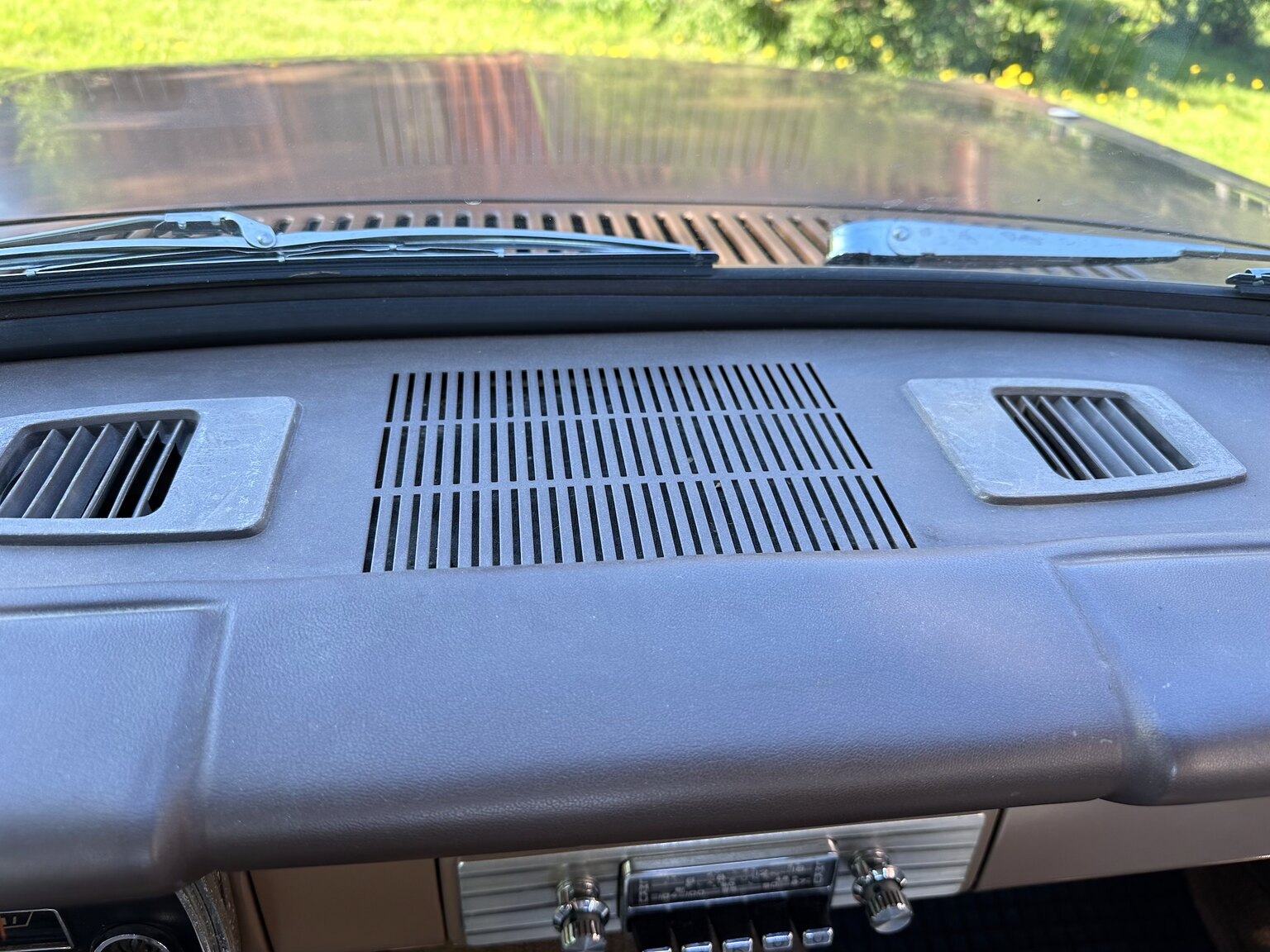 Interiörbild 1966 Plymouth Valiant 100 2-door Sedan