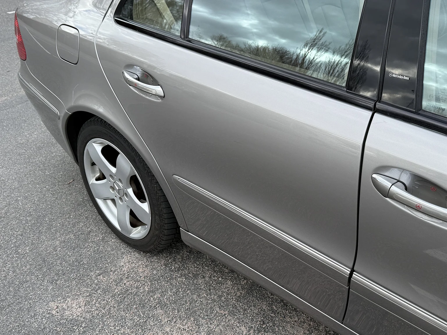 Exteriörbild på 2004 Mercedes-Benz E 500 7G-Tronic (27)