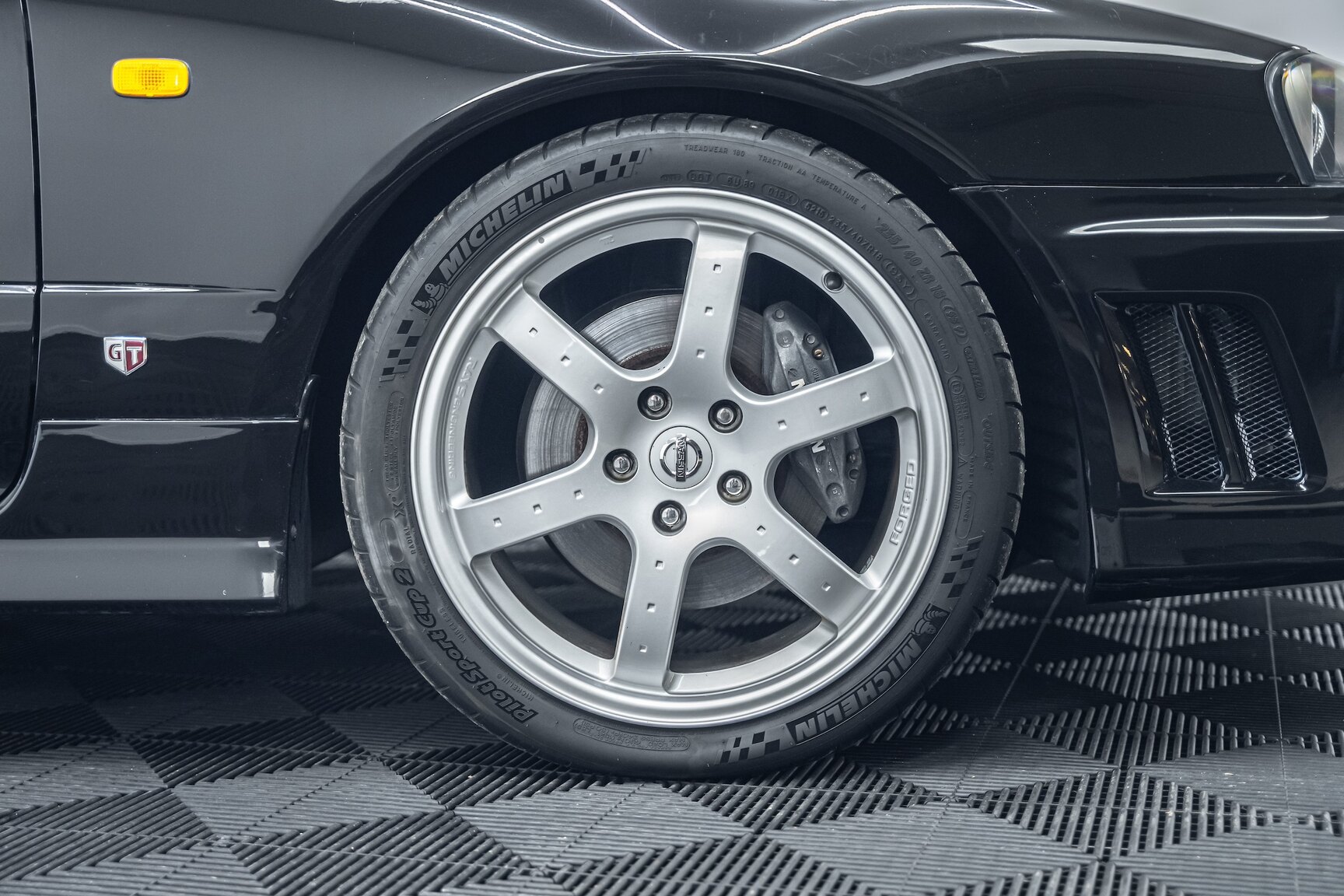Exteriörbild på 2000 Nissan Skyline R34 GT-T Coupé