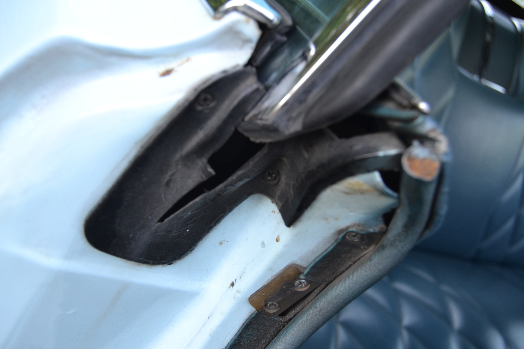 Interior image of 1970 Oldsmobile Ninety eight Convertible (53)