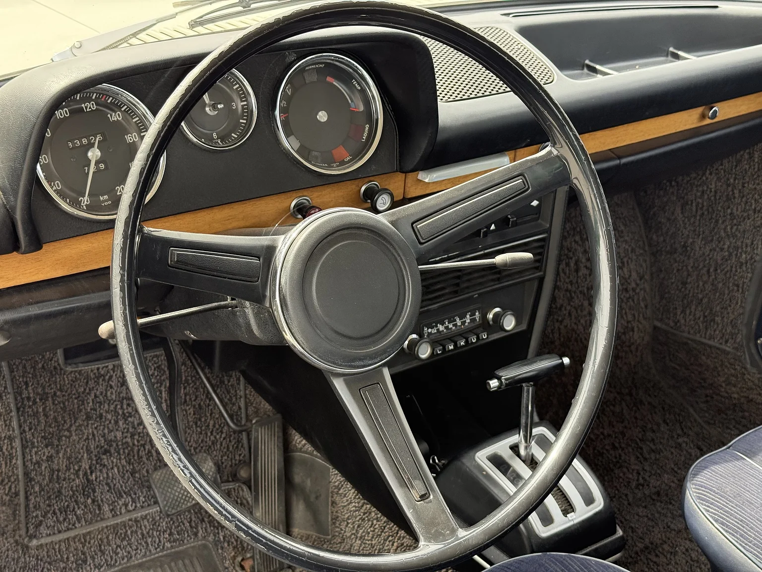 Innenraumfoto von 1970 BMW New Class 4-dörrars Sedan (2)