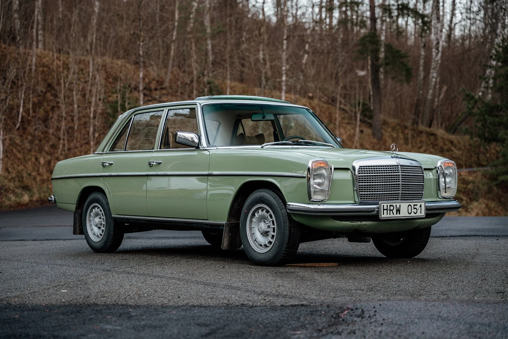 Exterior image of 1975 Mercedes-Benz 240 D 3.0 (1)
