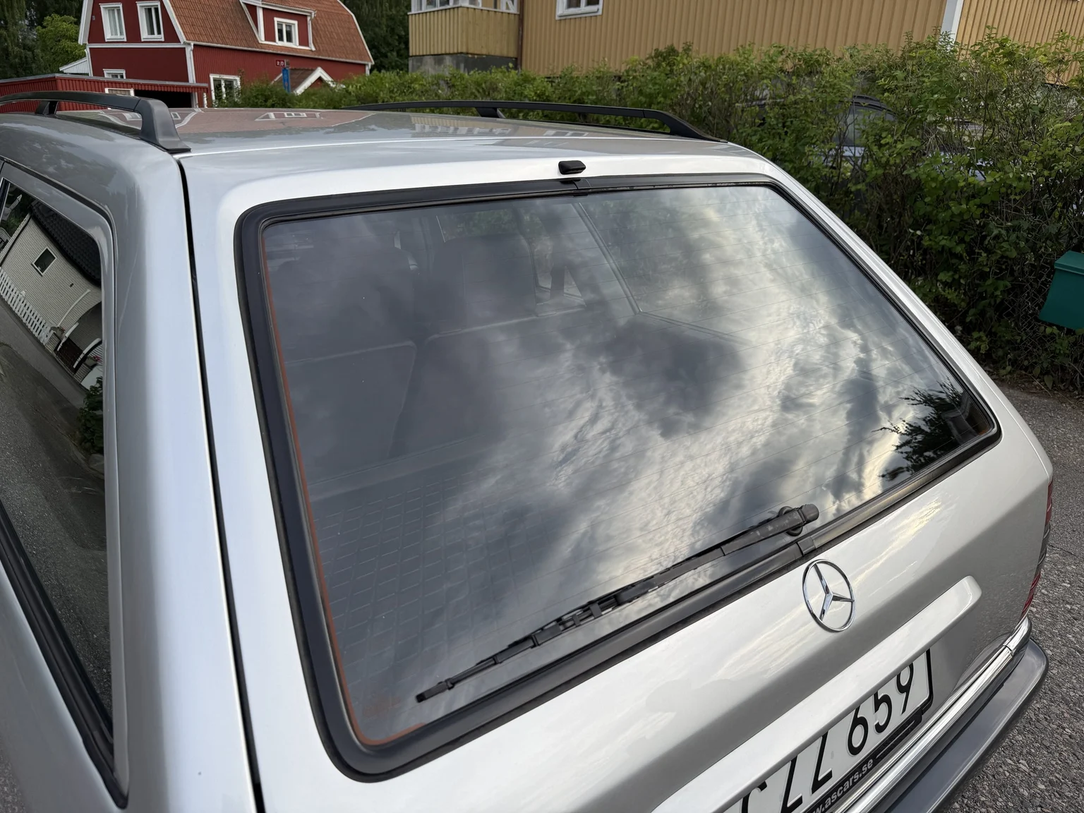 Exterior image of 1994 Mercedes-Benz E 320 T (45)