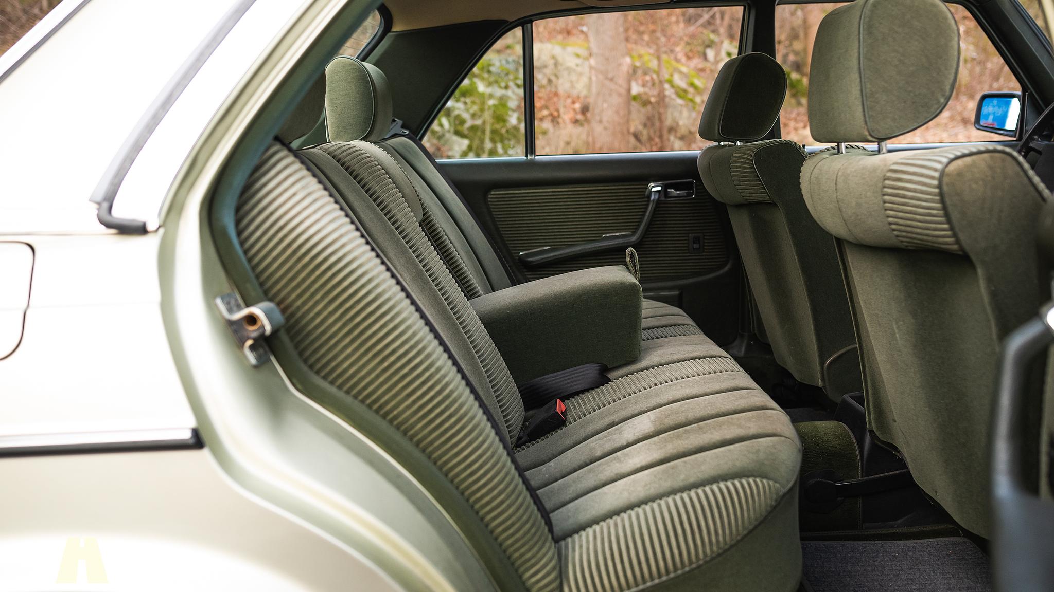 Innenraumfoto von 1985 Mercedes-Benz 200 Series 3  (48)