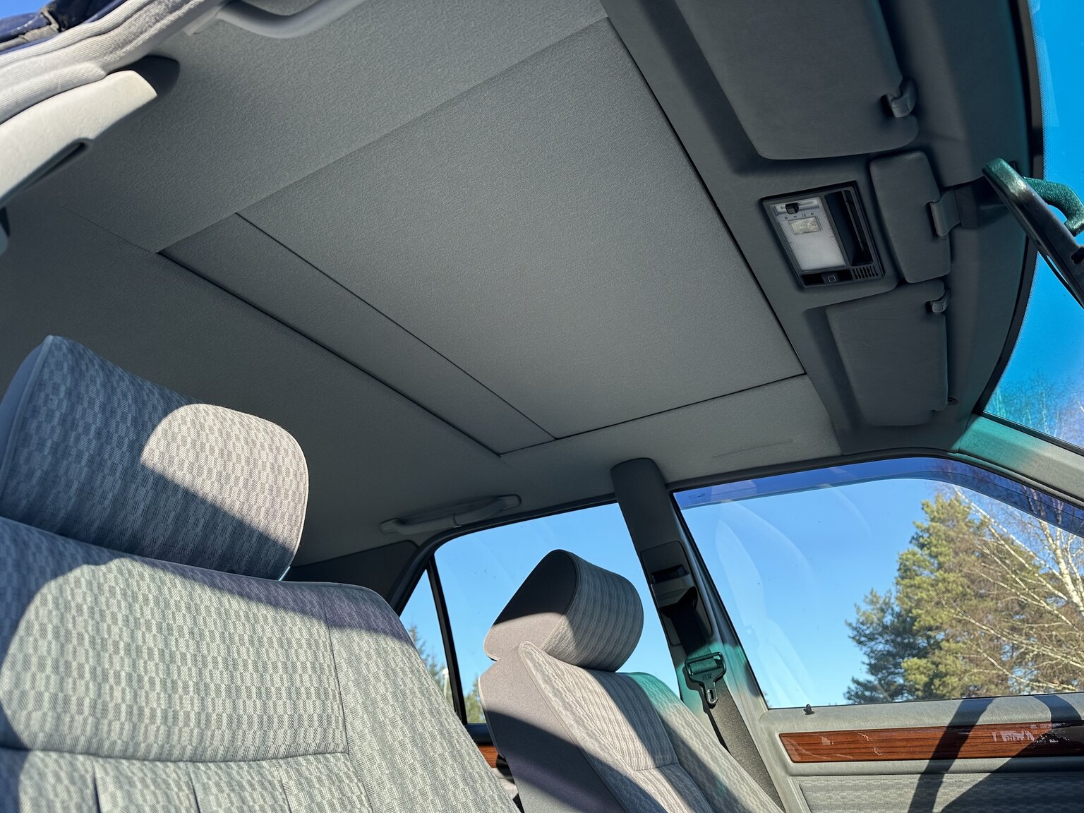Interior image of 1991 Mercedes-Benz 230 E 