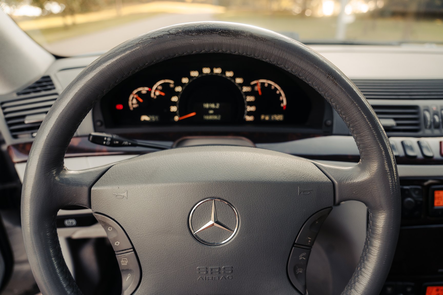Interior image of 1999 Mercedes-Benz S 320