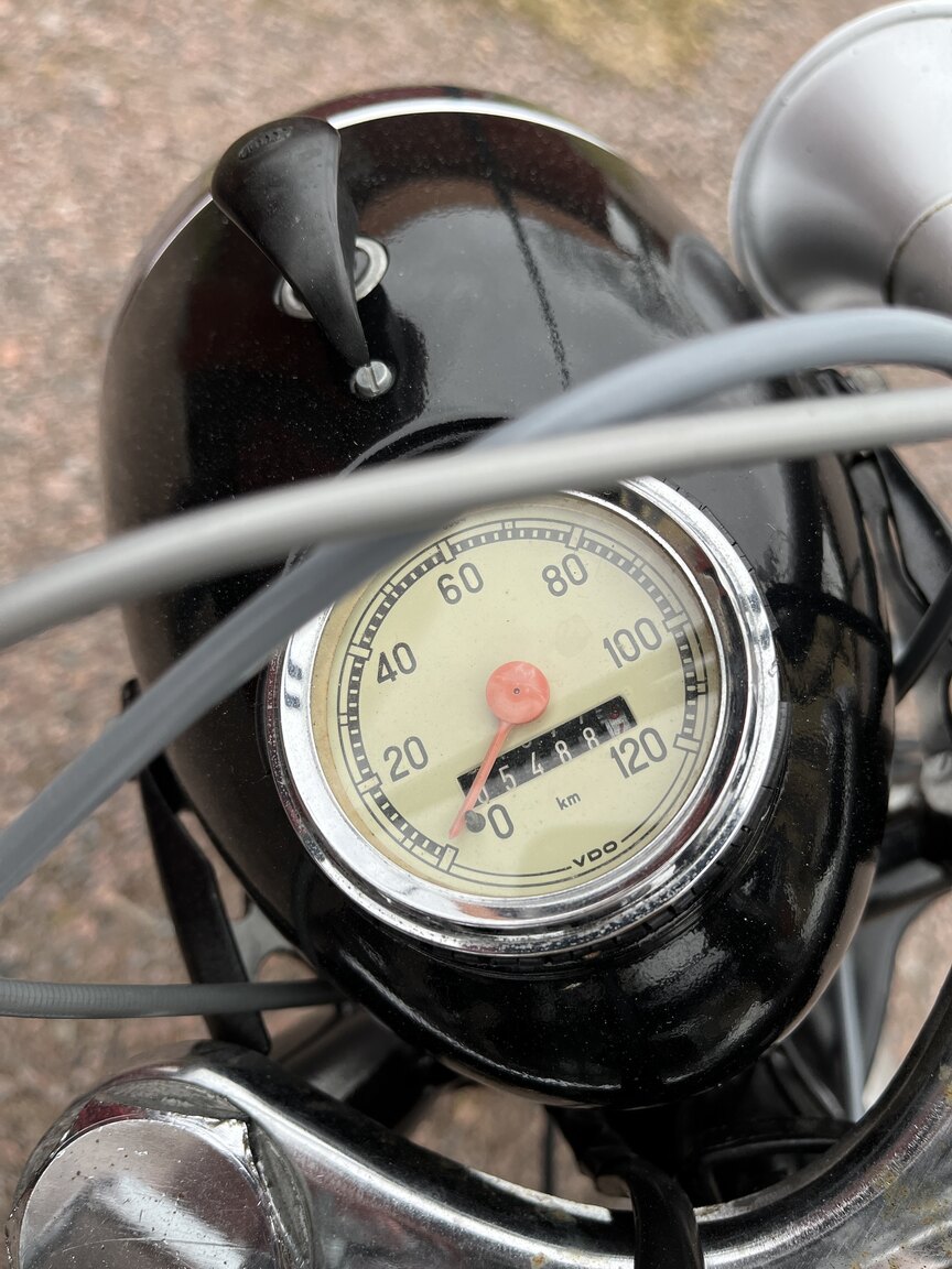 Exteriörbild på 1958 Husqvarna 283 "Guldpilen"