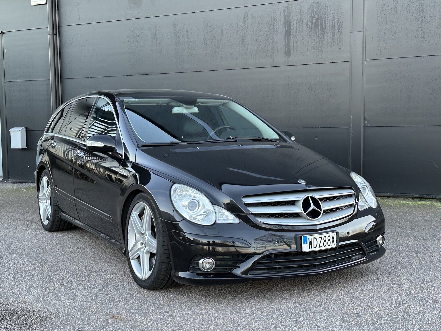 Exterior image of 2007 Mercedes-Benz R63 AMG