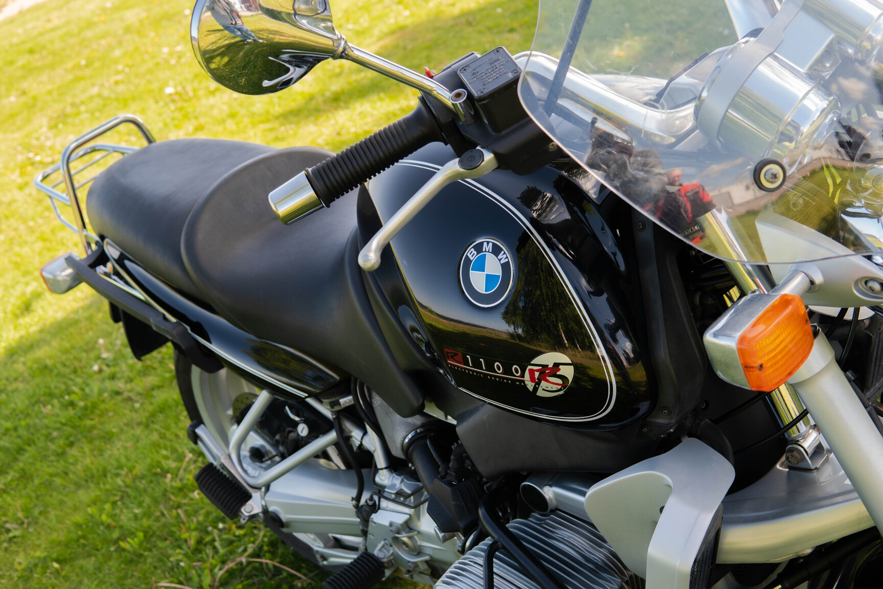 Exterior image of 1998 BMW R1100R (28)