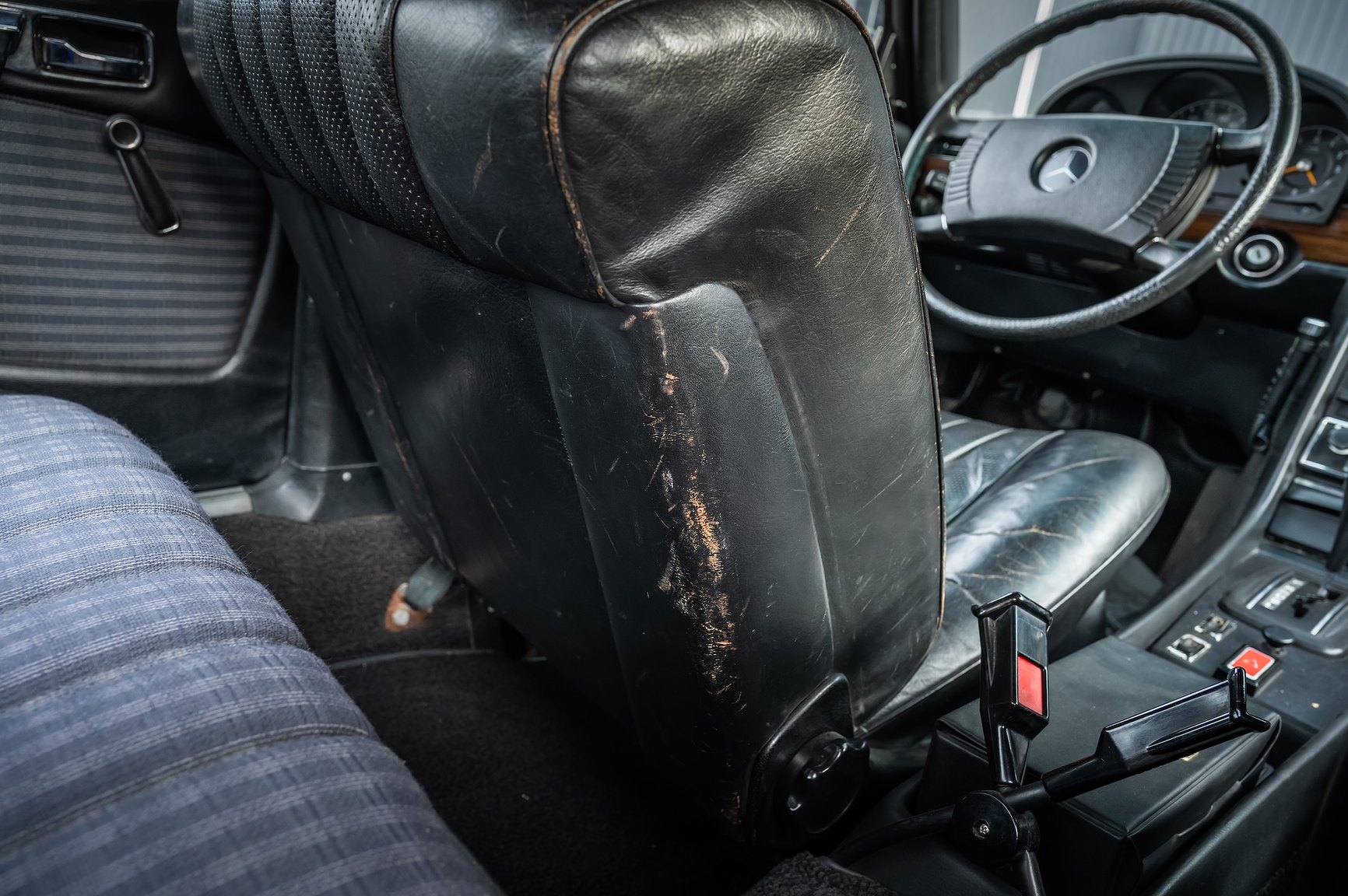 Interior image of 1975 Mercedes-Benz 280 SE 