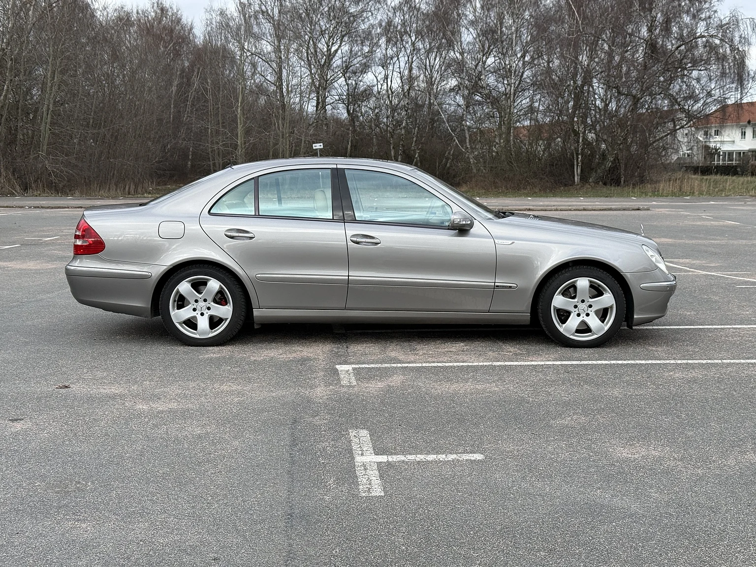 Exteriörbild på 2004 Mercedes-Benz E 500 7G-Tronic (2)