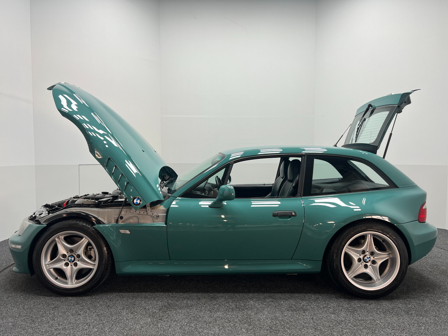 Exterior image of 2000 BMW Z3 Coupé 3.0